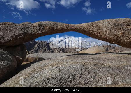 Der Lathe Arch, der den Mount Whitney und die Sierra Nevada umrahmt, ist ein beliebtes Wanderziel in der Alabama Hills National Scenic Area Stockfoto