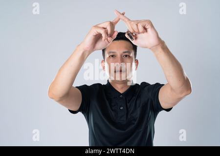 Fußballschiedsrichter mit VAR-Symbol auf weißem Hintergrund. Stockfoto