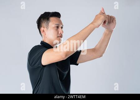 Fußballschiedsrichter mit VAR-Symbol auf weißem Hintergrund. Stockfoto