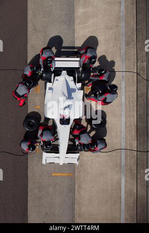 Boxenstopp Präzision Eine Top-down-Ansicht eines Rennteams in Aktion. Stockfoto
