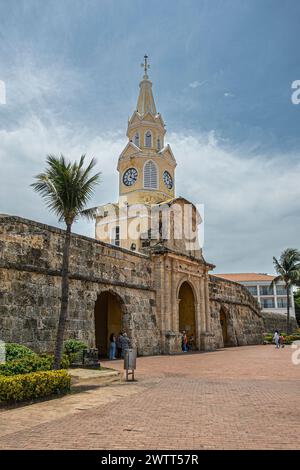 Cartagena, Kolumbien - 25. Juli 2023: Porträt, Torre del Reloj und Tor im verbleibenden Teil der Stadtmauer in die Altstadt, Platz auf der Südseite unter li Stockfoto