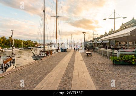 Strandvägen mit verankerten Schiffen und historischen Gebäuden im Hintergrund im Sommer, stockholm Stockfoto