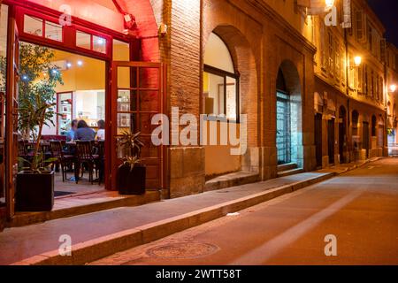 Beleuchtete Bar und Restaurants in der Altstadt von Toulouse Stockfoto