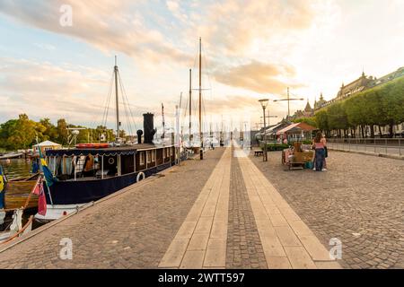 Strandvägen mit verankerten Schiffen und historischen Gebäuden im Hintergrund im Sommer, stockholm Stockfoto