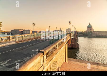 Brücke Pont Saint Pierre des Flusses Garonne mit historischem Wahrzeichen Dôme de La Grave vor Sonnenuntergang, Frankreich Stockfoto