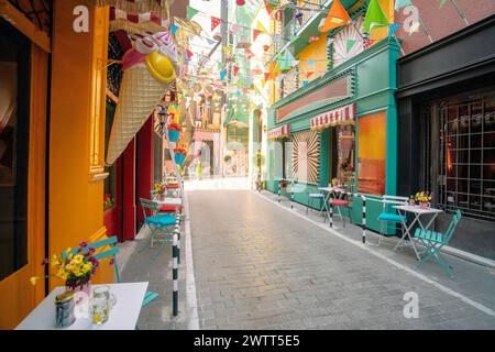 Farbenfrohe Geschäfte im Zentrum von Athen in Plaka-Vierteln Stockfoto