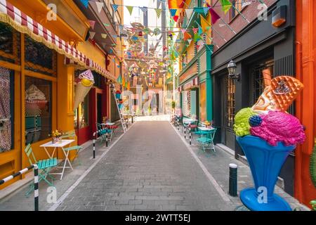 Farbenfrohe Geschäfte im Zentrum von Athen Stockfoto