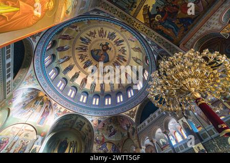 Innenansicht mit Dom der Dreifaltigkeitskathedrale in Piräus in der Nähe von Athen, Griechenland Stockfoto