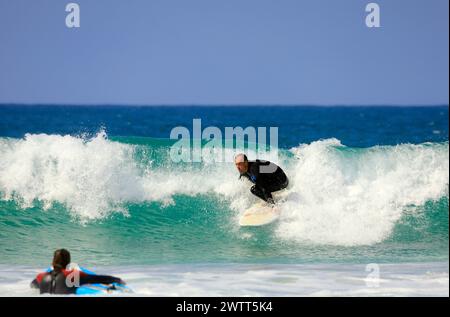 Surfer, Playa Piedra Surfstrand, El Cotillo, Fuerteventura, Kanarische Inseln, Spanien. Stockfoto