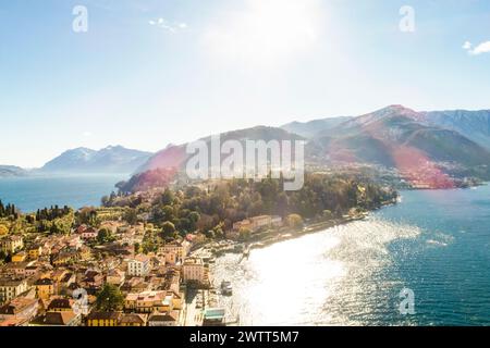 Luftaufnahme des Dorfes Bellagio am Comer See mit blauem Himmel und den Alpen im Hintergrund, Bellagio, Como, Italien Stockfoto