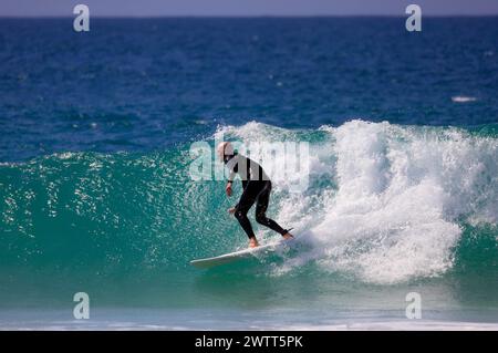 Surfer, Playa Piedra Surfstrand, El Cotillo, Fuerteventura, Kanarische Inseln, Spanien. Stockfoto