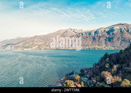 Blick aus der Vogelperspektive auf den Comer See mit den Alpen und Dörfern rund um den See, Como, Italien Stockfoto