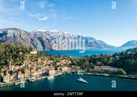 Luftaufnahme des Dorfes Bellagio am Comer See mit blauem Himmel und den Alpen im Hintergrund, Bellagio, Como, Italien Stockfoto