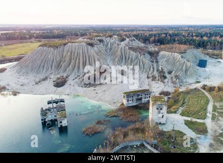 Aus der Vogelperspektive auf den See beim sowjetischen Unterwassergefängnis im Steinbruch Rummu, Estland Stockfoto