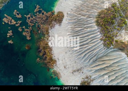 Aus der Vogelperspektive auf den See beim sowjetischen Unterwassergefängnis im Steinbruch Rummu, Estland Stockfoto