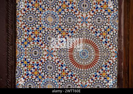 Fliesenarbeiten mit maurischen geometrischen Mustern im historischen Medersa Bou Inania, Medina, Fes, Marokko Stockfoto