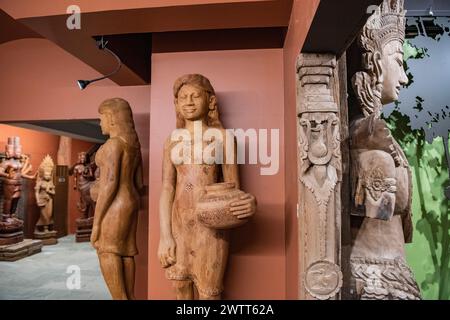 Holzschnitzfiguren im Wood Land Museum in der Nähe von Stadt und Provinz Nakhon Pathom in Thailand. Thailand, Nakhon Pathom, 11. November 2023 Stockfoto