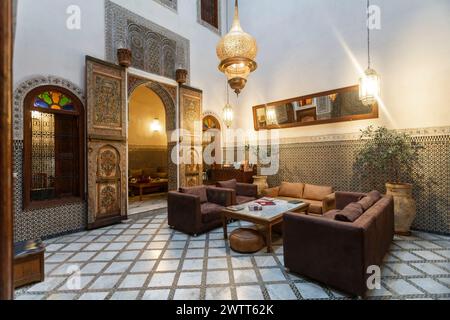 Innenhof in einem Riad in Fes el Bali, Medina, Fès, Marokko Stockfoto