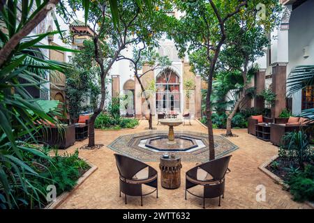 Innenhof in einem Riad in Fes el Bali, Medina, Fès, Marokko Stockfoto