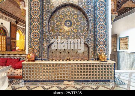 Gekachelte Mosaikarbeiten im Innenhof eines Riads in Fes el Bali, Medina, Fès, Marokko Stockfoto