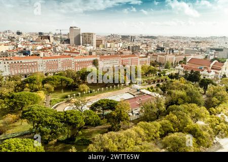 Blick aus der Vogelperspektive auf das Stadtzentrum von Portugal vom Eduard VII Park in Lissabon mit dem Wahrzeichen Marquês de Pombal, Portugal Stockfoto