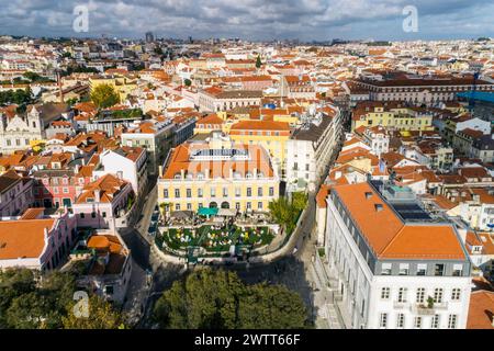 Luftaufnahme der Altstadt mit Apothekenmuseum mit Café in Lissabon, Portugal Stockfoto