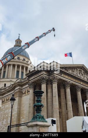 Paris, Frankreich. Februar 2024. Ein Kran vor dem Pantheon während der Vorbereitungen zur Pantheonisierung des Kriegshelden Missak Manouchian (vertikal) Stockfoto