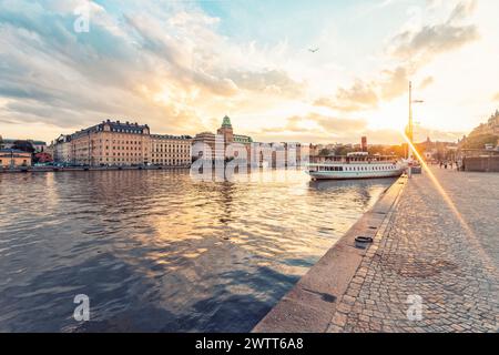 Strandvagen mit verankerten Schiffen und historischen Gebäuden im Hintergrund im Sommer, stockholm Stockfoto