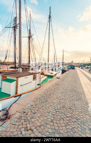 Strandvagen mit verankerten Schiffen und historischen Gebäuden im Hintergrund im Sommer, stockholm Stockfoto