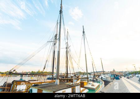 Strandvagen mit verankerten Schiffen und historischen Gebäuden im Hintergrund im Sommer, stockholm Stockfoto