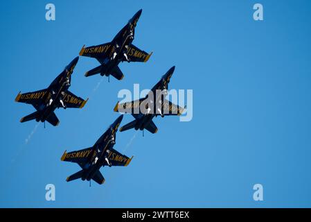 F/A-18 Super Hornets, die den Blue Angels zugewiesen sind, führen Kunstflugmanöver während der Travis Air Force Base Wings over Solano Flugschau durch Stockfoto