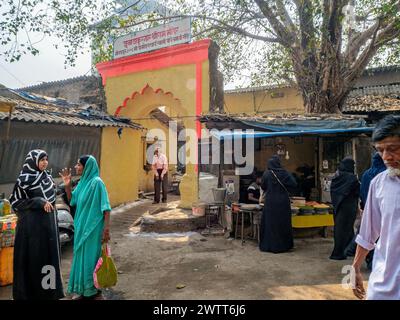 01 20 2024 unbekannte Frau im Vintage Old Shree RAM Mandir im Ansari Chowk Market Kalyan West Maharashtra Indien Asien. Stockfoto