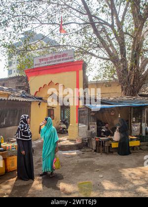 01 20 2024 unbekannte Frau im Vintage Old Shree RAM Mandir im Ansari Chowk Market Kalyan West Maharashtra Indien Asien. Stockfoto