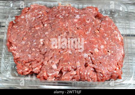 Hackfleisch oder Hackfleisch, Fleisch, das mit einem Messer, einem Fleischwolf, einer Hackmaschine oder einer Hackmaschine fein gehackt wird, wird in vielen Rezepten einschließlich Hamburger verwendet Stockfoto