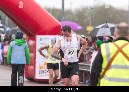 Der Olympiasieger James Cracknell absolvierte 2024 den Halbmarathon in Colchester. Der Lauf dient der Unterstützung des Robin Cancer Trust. Stockfoto