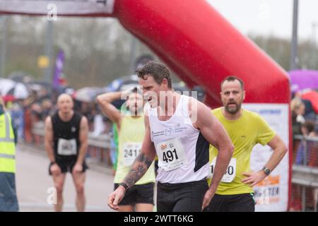 Der Olympiasieger James Cracknell absolvierte 2024 den Halbmarathon in Colchester. Der Lauf dient der Unterstützung des Robin Cancer Trust. Stockfoto