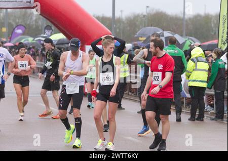 Läufer nach Abschluss des Halbmarathons in Colchester 2024. Der Lauf dient der Unterstützung des Robin Cancer Trust. Stockfoto