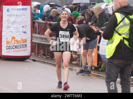 Eine Läuferin, nachdem sie 2024 den Halbmarathon in Colchester absolviert hatte. Der Lauf dient der Unterstützung des Robin Cancer Trust. Stockfoto