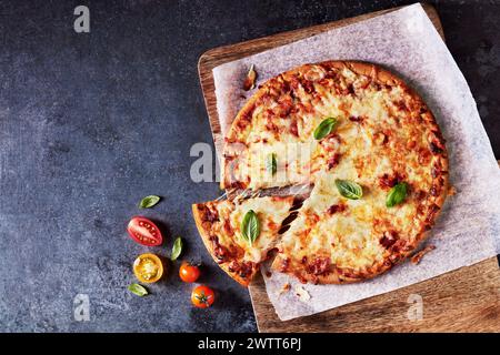 Eine köstliche Käsepizza mit einer Scheibe serviert Stockfoto