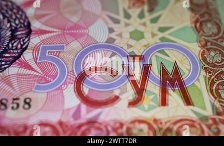 Nahaufnahme des alten Usbekistans 500-Summen-Banknote, ausgegeben 1999 mit nationalem Emblem Stockfoto