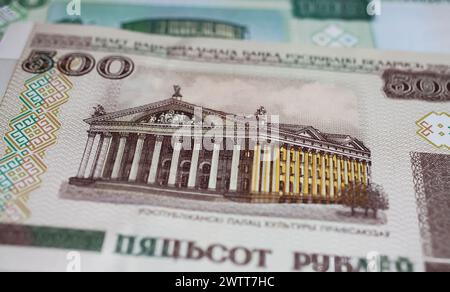 Nahaufnahme der weißrussischen 500 Rubel-Banknote mit Kulturpalast in Minsk Stockfoto