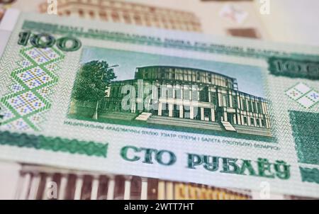 Nahaufnahme der weißrussland-Banknote 100 Rubel mit Oper in Minsk Stockfoto