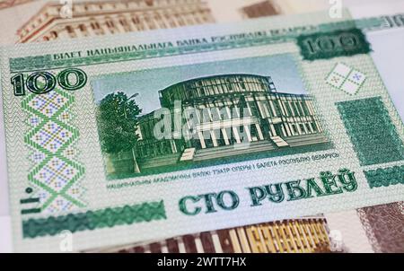 Nahaufnahme der weißrussland-Banknote 100 Rubel mit Oper in Minsk Stockfoto