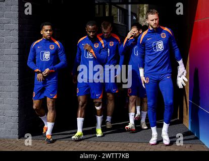 ZEIST - Torhüter Mark Flokken (r) während eines Trainings der niederländischen Nationalmannschaft auf dem KNVB Campus am 19. März 2024 in Zeist, Niederlande. Die niederländische Nationalmannschaft bereitet sich auf das Freundschaftsspiel gegen Schottland in Amsterdam vor. ANP ROBIN VAN LONKHUIJSEN Stockfoto