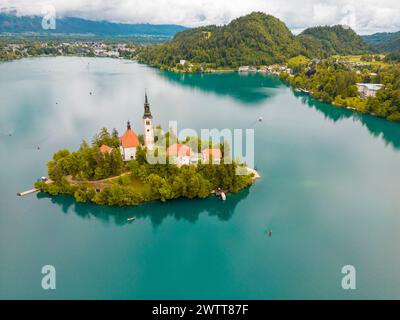 Blick aus der Vogelperspektive auf den Bleder See mit der Himmelfahrt der Marienkirche und dem Kloster, Bled, Slowenien Stockfoto