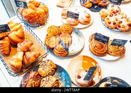 Eine verlockende Auswahl an frisch gebackenem Gebäck in einer gemütlichen Bäckerei. Stockfoto