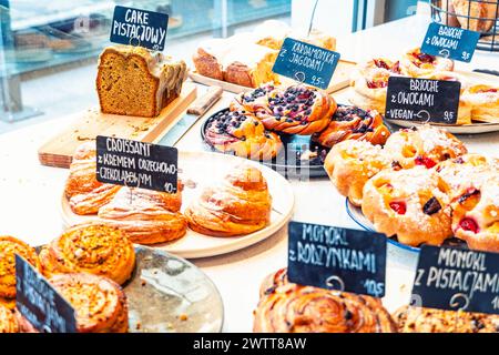 Eine verlockende Präsentation von Gebäck in einer Bäckerei Stockfoto