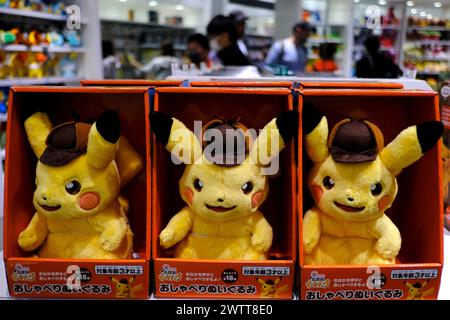 Tokio, Japan. März 2024. Im Pokémon Center TOKYO DX & Pokémon Cafe in Nihonbashi, Tokio, haben die Menschen Einkäufe gesehen. Der offizielle Pokémon-Store befindet sich in der Nihombashi Takashimaya S.C. und verkauft Spielsoftware und Originalwaren und veranstaltet zahlreiche Kampagnen und Veranstaltungen. Das Café hat eine holzfarbene Inneneinrichtung, wo Sie nach Herzenslust Gerichte und Getränke im Pokémon-Stil genießen können. (Foto: James Matsumoto/SOPA Images/SIPA USA) Credit: SIPA USA/Alamy Live News Stockfoto