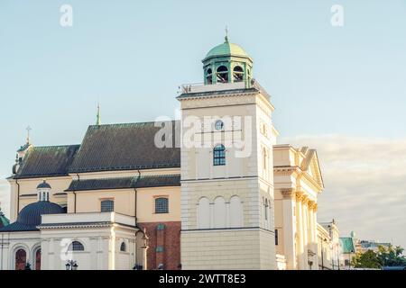 St. Annenkirche mit blauem Himmel in der Altstadt, Warschau, Polen Stockfoto