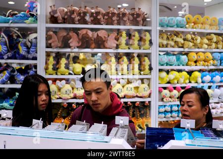 Tokio, Japan. März 2024. Pokémon Plüschfiguren im Pokémon Center TOKYO DX & Pokémon Cafe in Nihonbashi, Tokio. Der offizielle Pokémon-Store befindet sich in der Nihombashi Takashimaya S.C. und verkauft Spielsoftware und Originalwaren und veranstaltet zahlreiche Kampagnen und Veranstaltungen. Das Café hat eine holzfarbene Inneneinrichtung, wo Sie nach Herzenslust Gerichte und Getränke im Pokémon-Stil genießen können. (Foto: James Matsumoto/SOPA Images/SIPA USA) Credit: SIPA USA/Alamy Live News Stockfoto